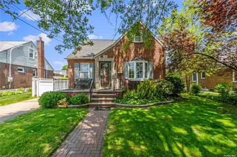 956 Fenworth Blvd, Franklin Square, NY 11010