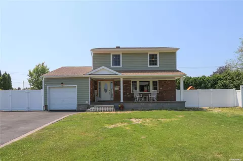 94 Ashland Dr, Kings Park, NY 11754