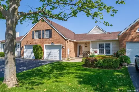104 Hearthside Dr #104, Mount Sinai, NY 11766