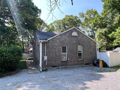 20 Lincoln Dr, Rocky Point, NY 11778