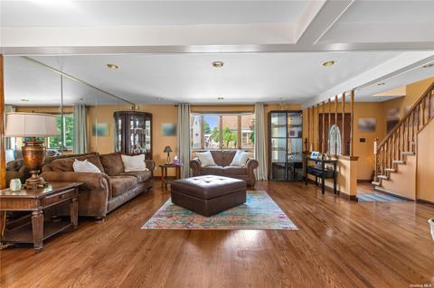 64-15 74th St, Middle Village, NY 11379