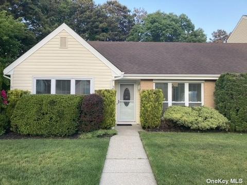 58 Crescent Cir #58, Holbrook, NY 11741