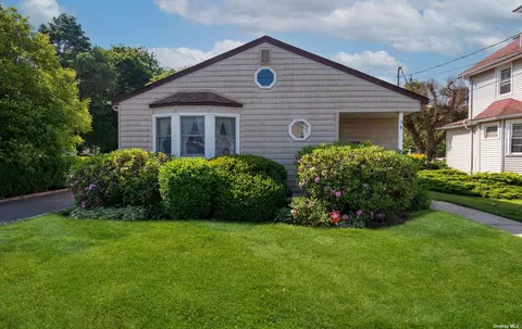 38 8th St, Garden City Park, NY 11040