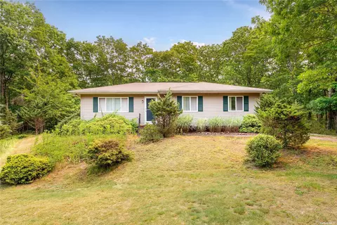 84 Old Riverhead Rd # a, Hampton Bays, NY 11946