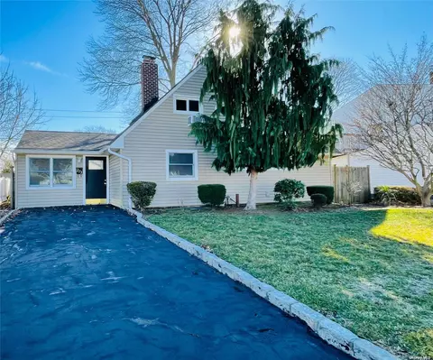 273 Elm Dr S, Levittown, NY 11756