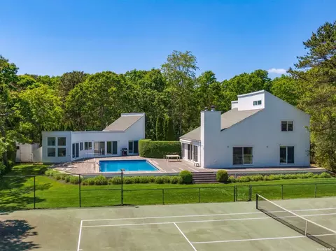 6 Honeysuckle Ln, East Quogue, NY 11942