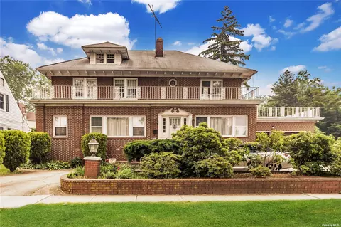 121 Clinch Ave, Garden City, NY 11530