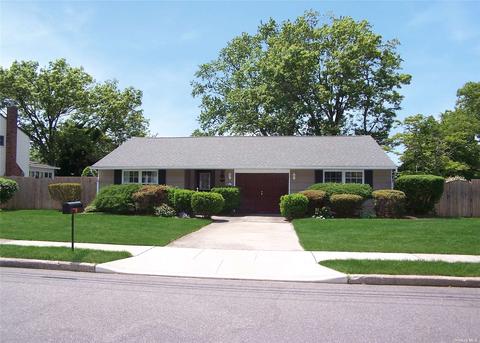 40 Fiesta Dr, Centereach, NY 11720