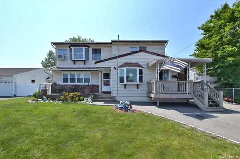 49 Vassar Ln, Hicksville, NY 11801