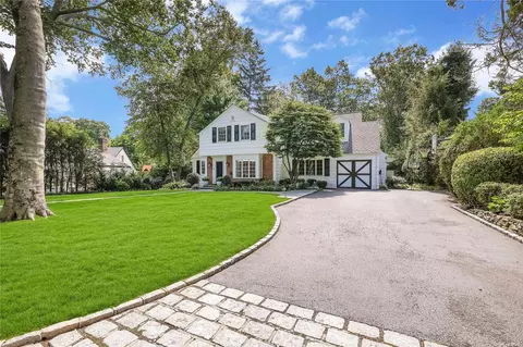 16 Laurel Ln, East Hills, NY 11577
