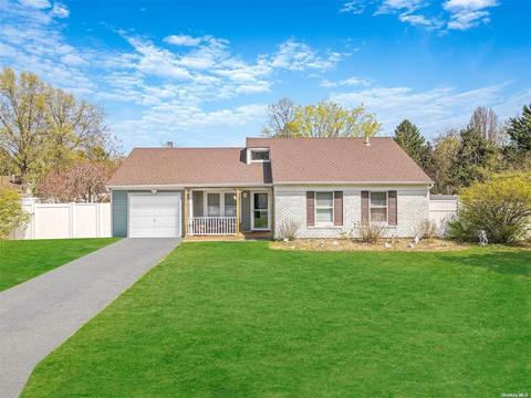 23 Gabon Ln, Coram, NY 11727