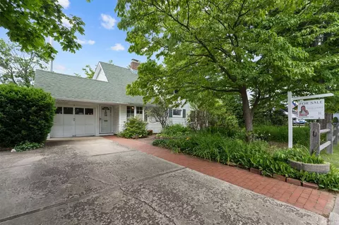 2 Hunter Ln, Levittown, NY 11756