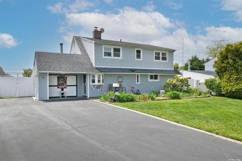 8 Elves Ln, Levittown, NY 11756