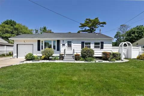 43 Hewes St, Brentwood, NY 11717