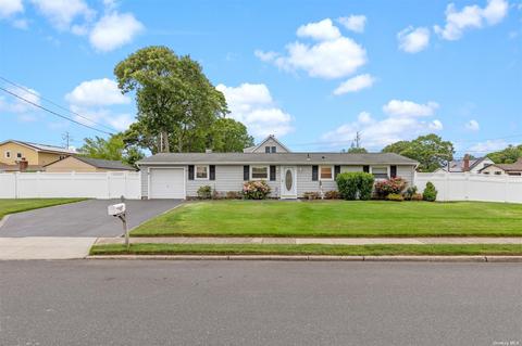 27 Tarkington Rd, Holbrook, NY 11741