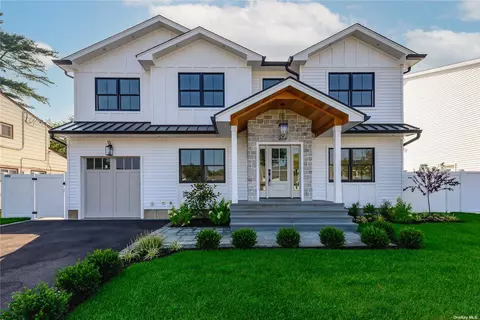 37 Lace Ln, Westbury, NY 11590