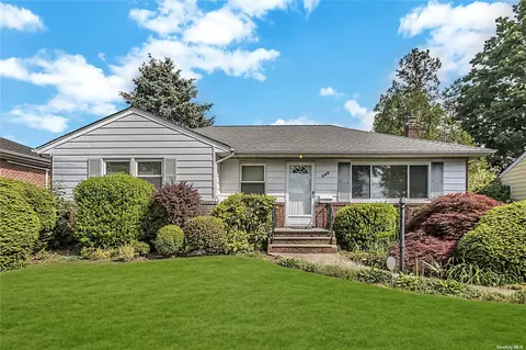 127 8th St, Hicksville, NY 11801