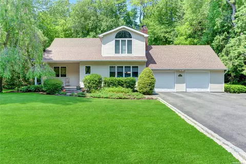 21 Woodedge Dr, Dix Hills, NY 11746
