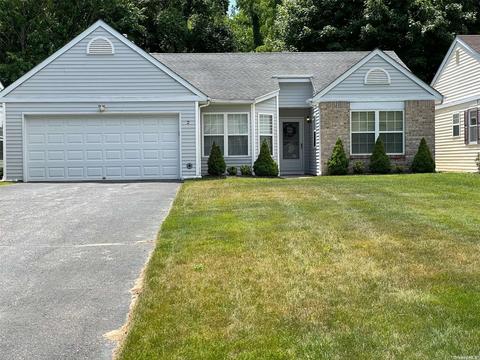 2 Chipmunk Trl #2, Coram, NY 11727