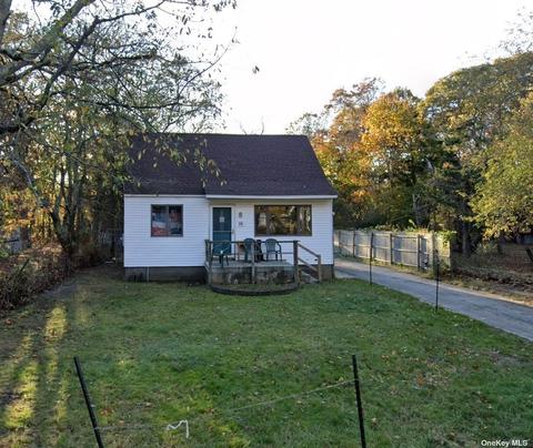 16 Woodcut Dr, Mastic Beach, NY 11951