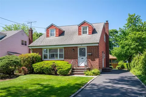 45 Netz Pl, Albertson, NY 11507