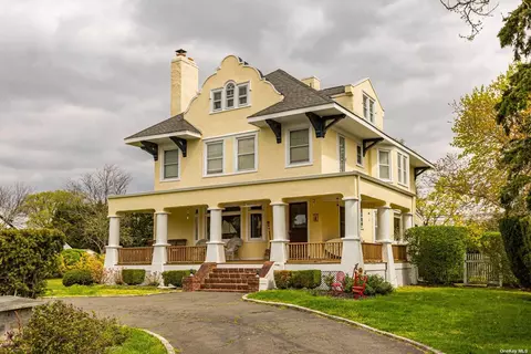 44 S Bay Ave, Brightwaters, NY 11718