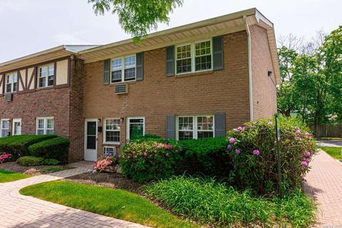 33 Springwood Dr #33, North Babylon, NY 11703