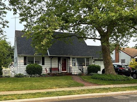 26 Linwood Ave, Farmingdale, NY 11735