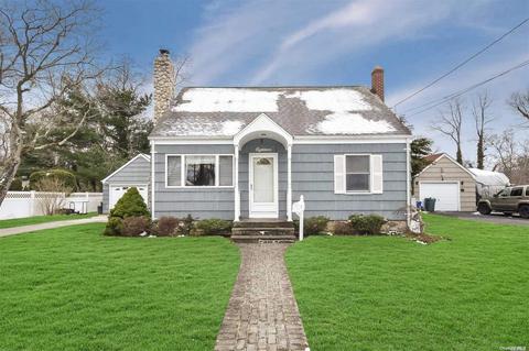 18 Bieselin Rd, Bellport, NY 11713