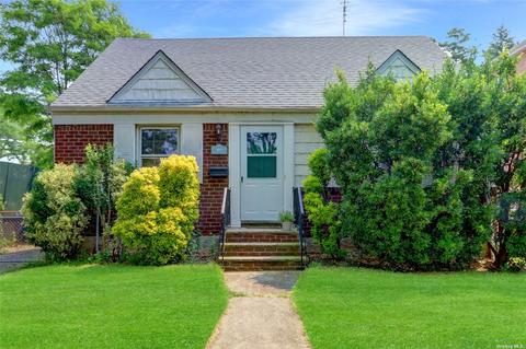 79-07 262nd St, Floral Park, NY 11004