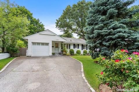 1542 Middle Neck Rd, Port Washington, NY 11050