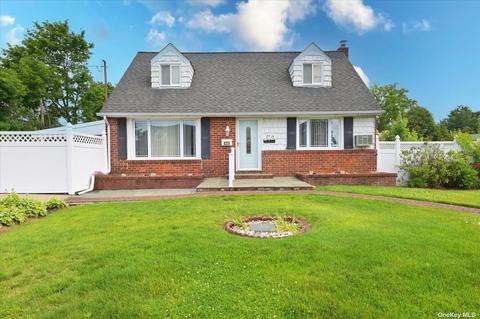 2715 Sheila Ct, East Meadow, NY 11554