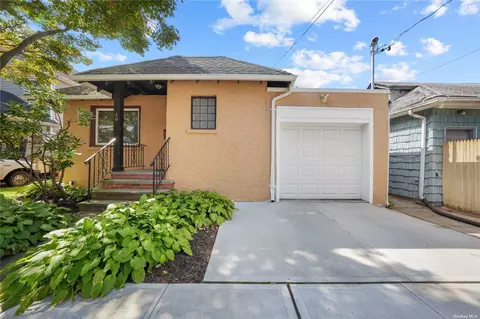 49 Vassar Pl, Lynbrook, NY 11563