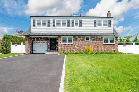 117 Concord St, Westbury, NY 11590