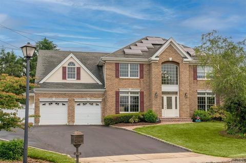 18 Greenbrush Ct, Greenlawn, NY 11740