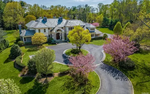 118 Iu Willets Rd, Old Westbury, NY 11568