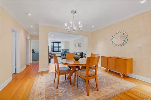 1 Town House Pl #3P, Great Neck, NY 11021