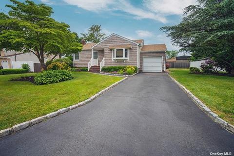 1542 9th St, West Babylon, NY 11704