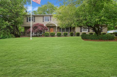 2 Sullivan Ct, Mount Sinai, NY 11766