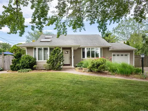 988 Aberdeen Rd, Bay Shore, NY 11706