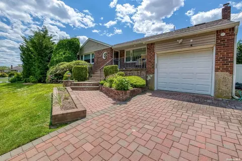 1752 Park Dr, Seaford, NY 11783