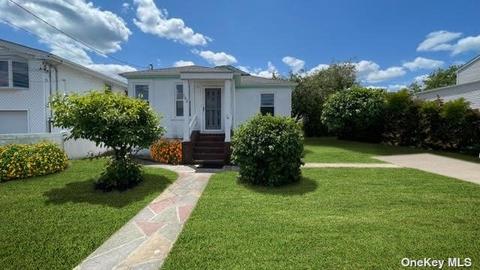 142 W Riviera Dr, Lindenhurst, NY 11757