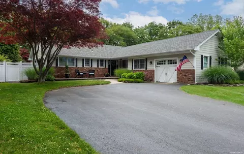 197 Connetquot Rd, Oakdale, NY 11769