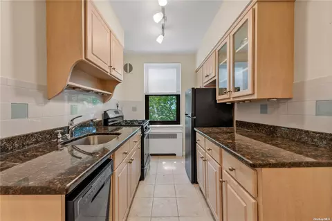 4 Town House Pl #3F, Great Neck, NY 11021