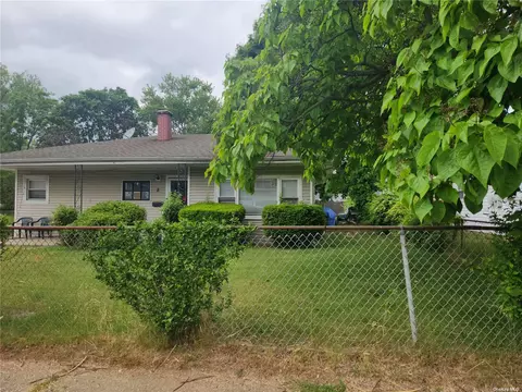 8 S Emerald Ln, North Amityville, NY 11701