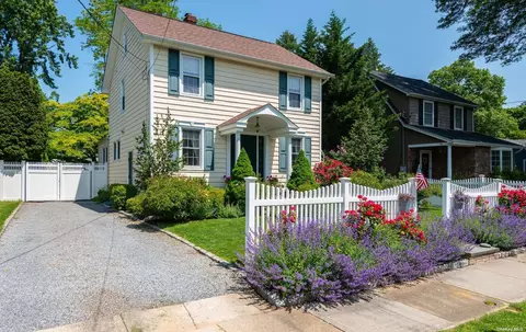 40 Locust Ave, East Norwich, NY 11732