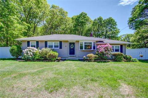 66 E Woodside Ave, Patchogue, NY 11772