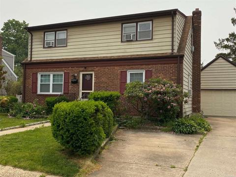 22 5th Ave, Westbury, NY 11590