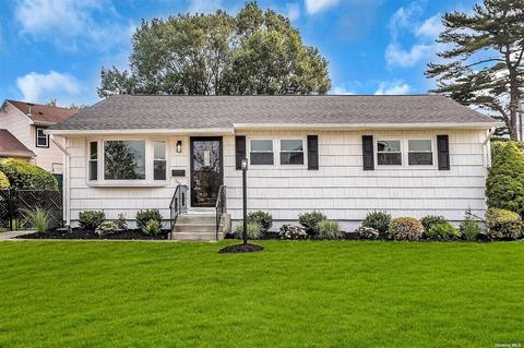 748 Sprague Ave, Franklin Square, NY 11010
