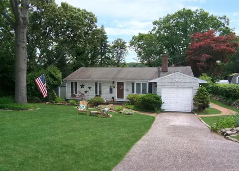 23 Serene Pl, Hauppauge, NY 11788